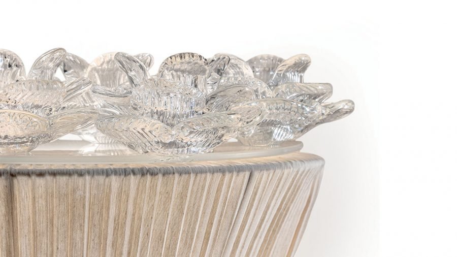 Applique murale BOUQUET APPLIQUE en fer avec abat-jour plissé ivoire et décorations florales en verre de Murano par Reflex Angelo, disponible chez D-Style Interior