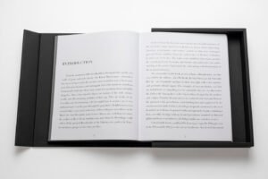 Livre design haut de gamme The Impossible Collection of Cars par Assouline, édition Ultimate sous écrin caoutchouc noir, disponible chez D-Style Interior.