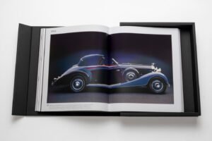 Livre design haut de gamme The Impossible Collection of Cars par Assouline, édition Ultimate sous écrin caoutchouc noir, disponible chez D-Style Interior.