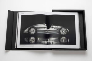 Livre design haut de gamme The Impossible Collection of Cars par Assouline, édition Ultimate sous écrin caoutchouc noir, disponible chez D-Style Interior.