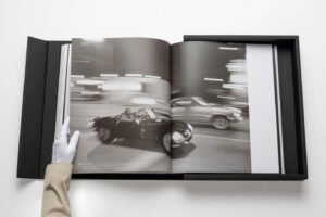 Livre design haut de gamme The Impossible Collection of Cars par Assouline, édition Ultimate sous écrin caoutchouc noir, disponible chez D-Style Interior.