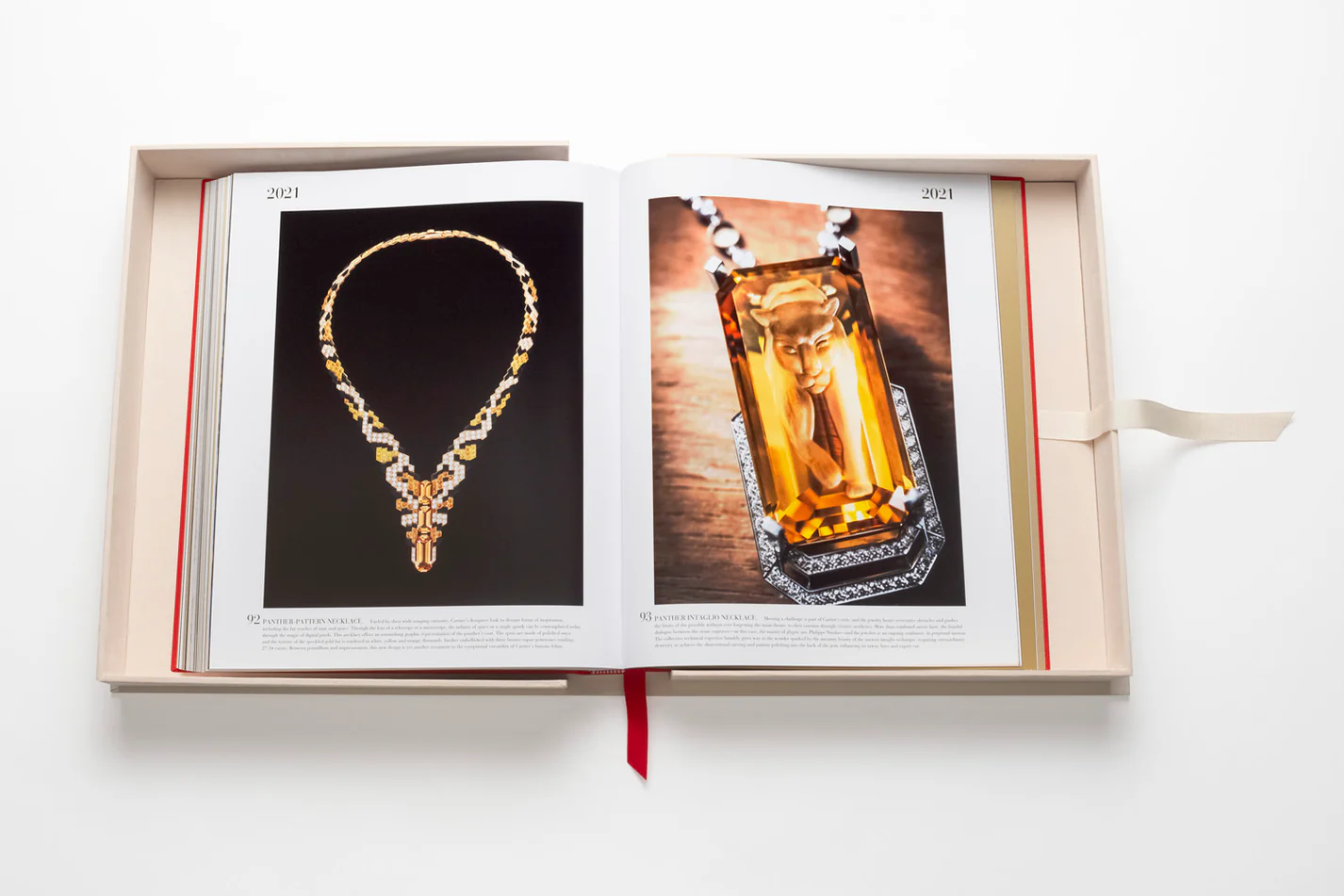 Livre design haut de gamme Cartier: The Impossible Collection par Assouline, édition Ultimate sous écrin soie, disponible chez D-Style Interior.