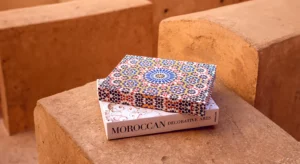Livre design haut de gamme Moroccan Decorative Arts par Assouline, édition Legends sous étui lin, disponible chez D-Style Interior.