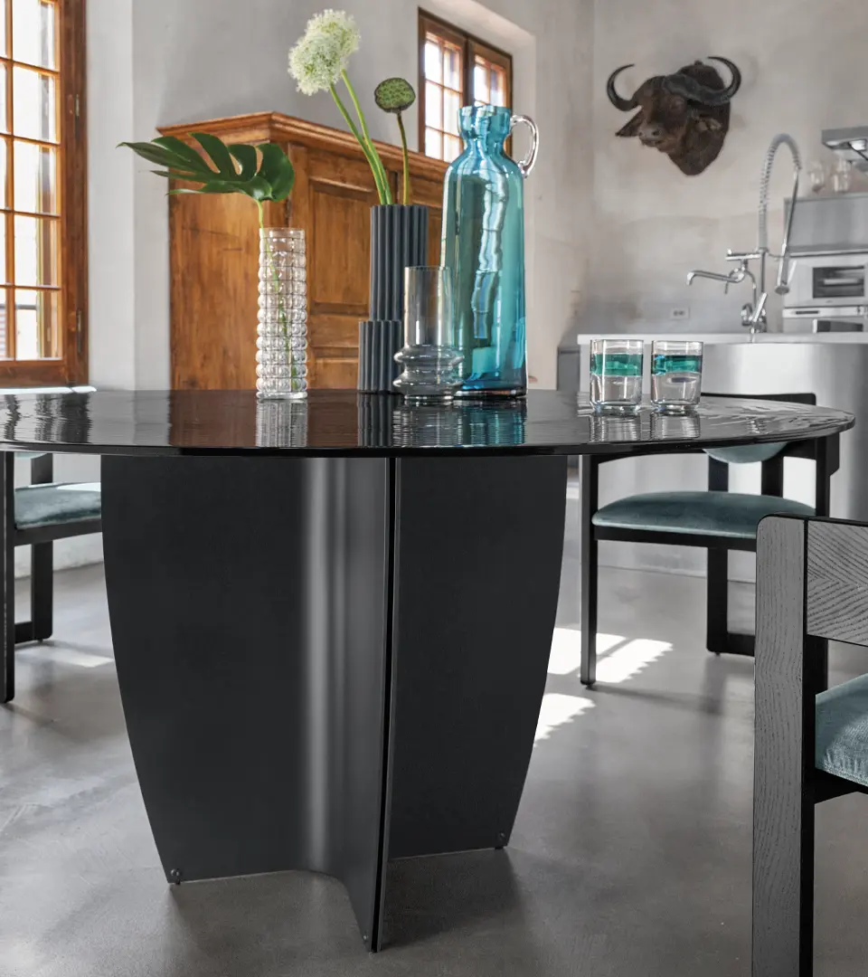 Table à manger design haut de gamme Gambler par Arketipo, plateau circulaire rayé design Lorenzo Remedi, disponible chez D-Style Interior