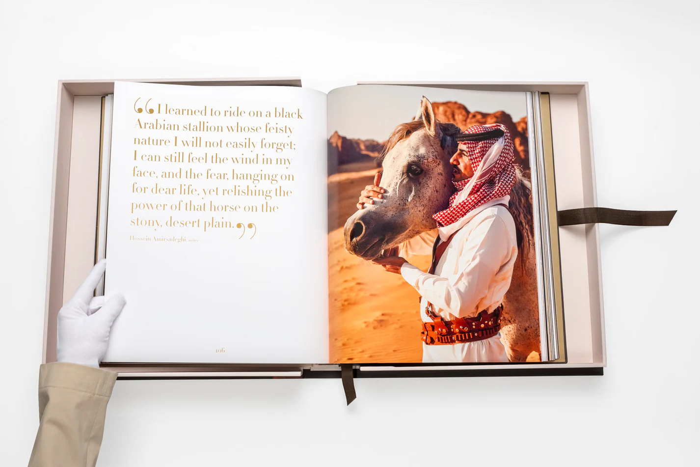 Livre design haut de gamme Horses from Saudi Arabia par Assouline, édition en soie sous écrin, disponible chez D-Style Interior.