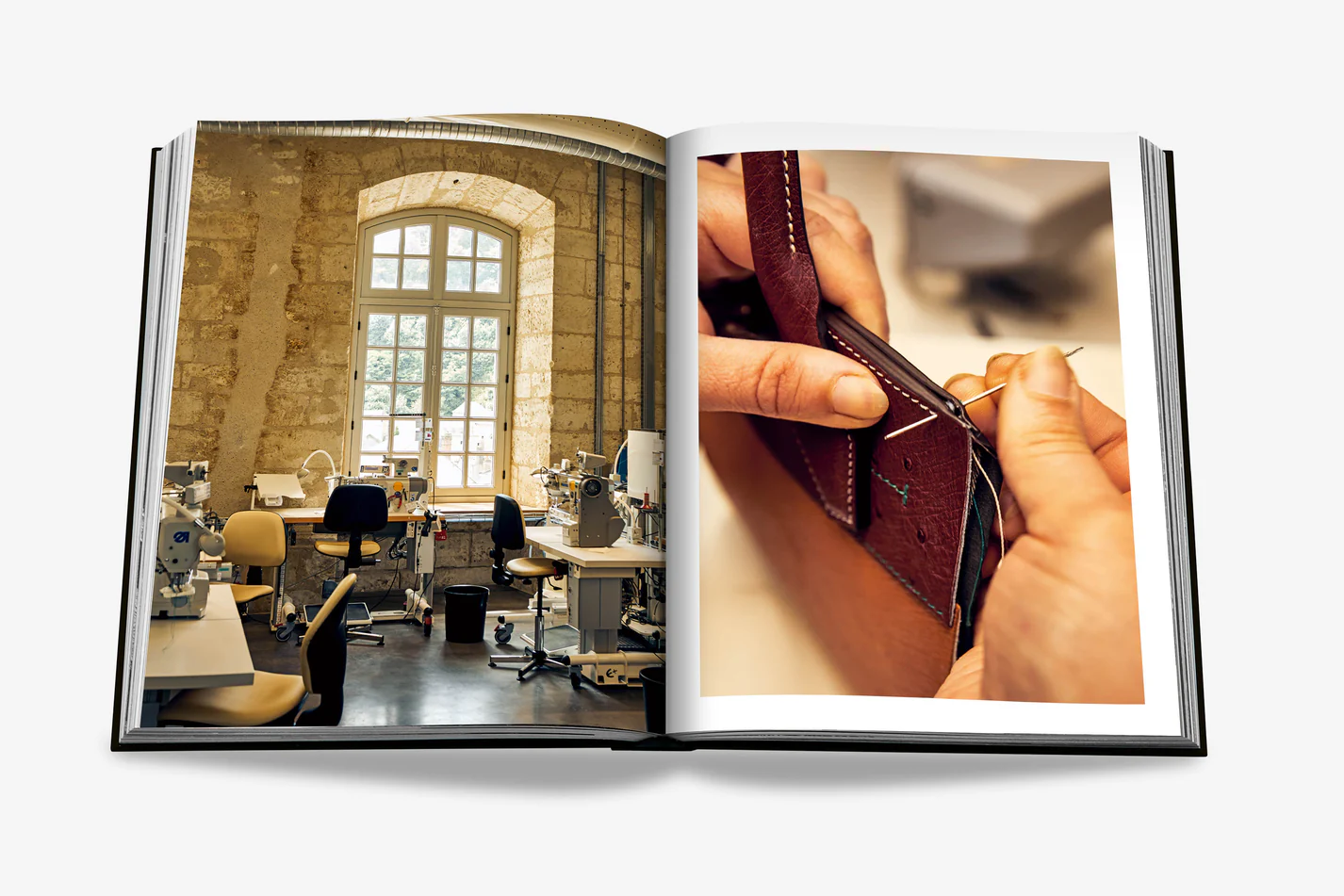 Livre design haut de gamme Louis Vuitton Manufactures par Assouline, édition Classics en couverture soie, disponible chez D-Style Interior.