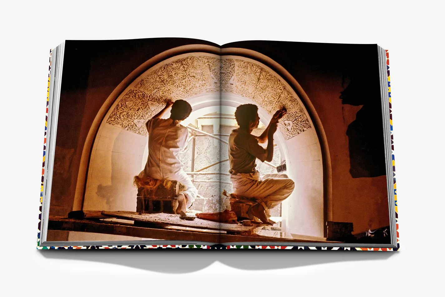 Livre design haut de gamme Moroccan Decorative Arts par Assouline, édition française sous étui lin, disponible chez D-Style Interior.