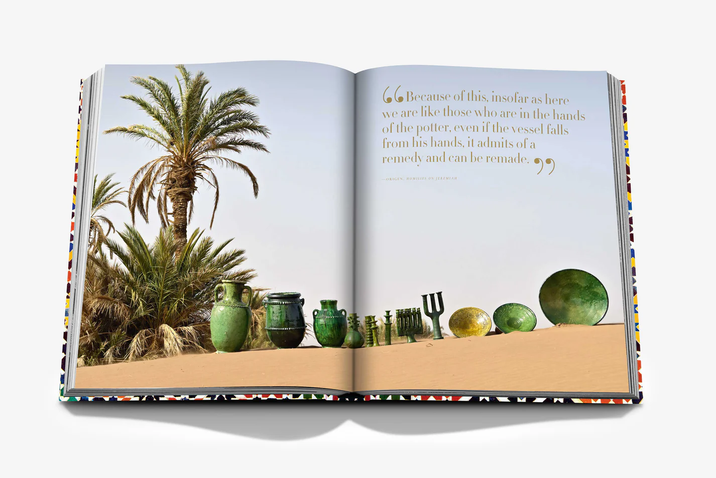 Livre design haut de gamme Moroccan Decorative Arts par Assouline, édition française sous étui lin, disponible chez D-Style Interior.