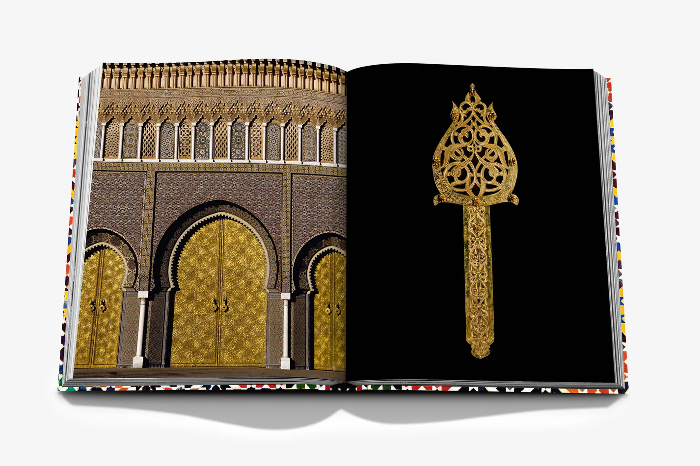 Livre design haut de gamme Moroccan Decorative Arts par Assouline, édition française sous étui lin, disponible chez D-Style Interior.