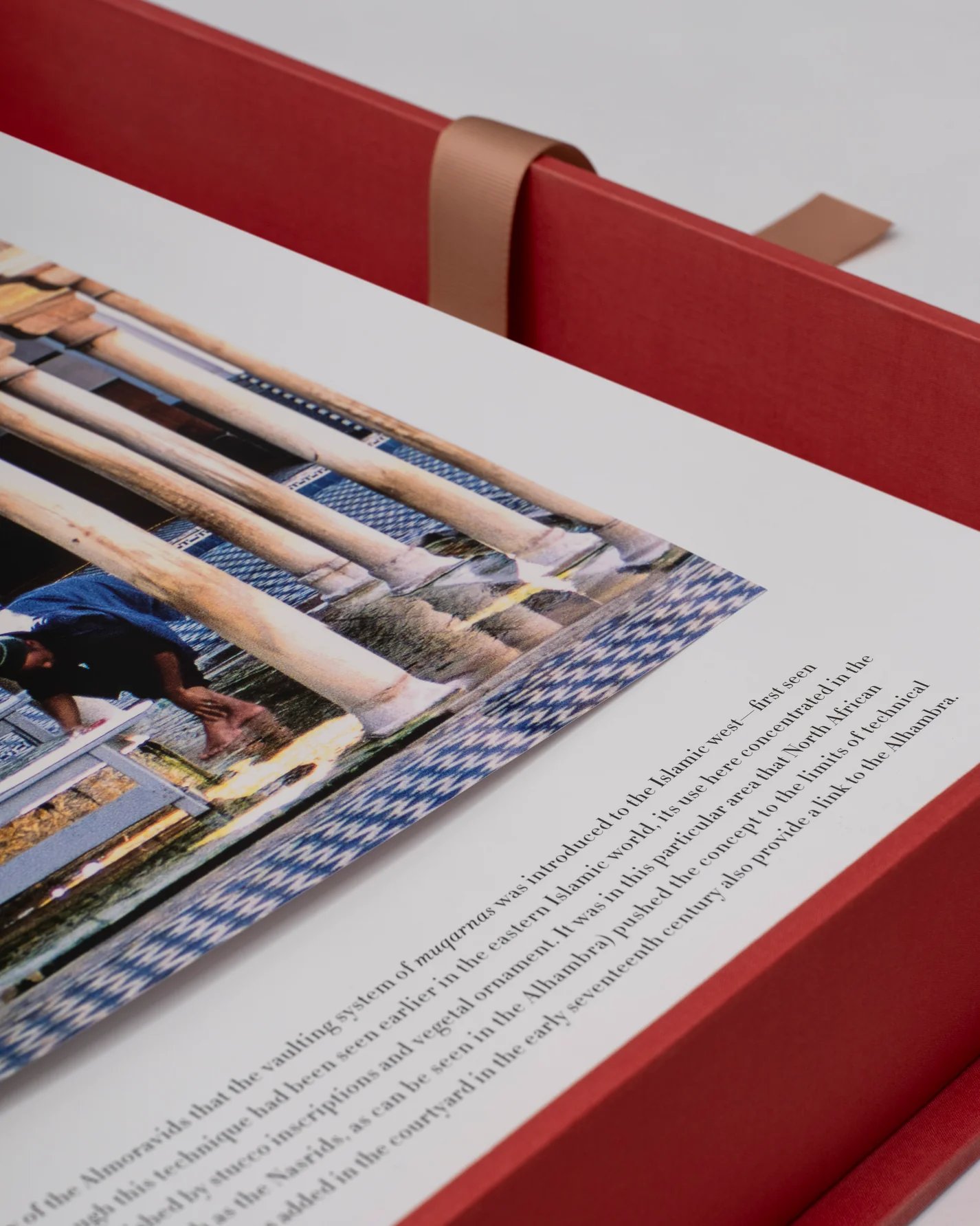 Livre design haut de gamme Mosques: The 100 Most Iconic Islamic Houses Of Worship Assouline, édition Ultimate Collection, disponible chez D-Style Interior.