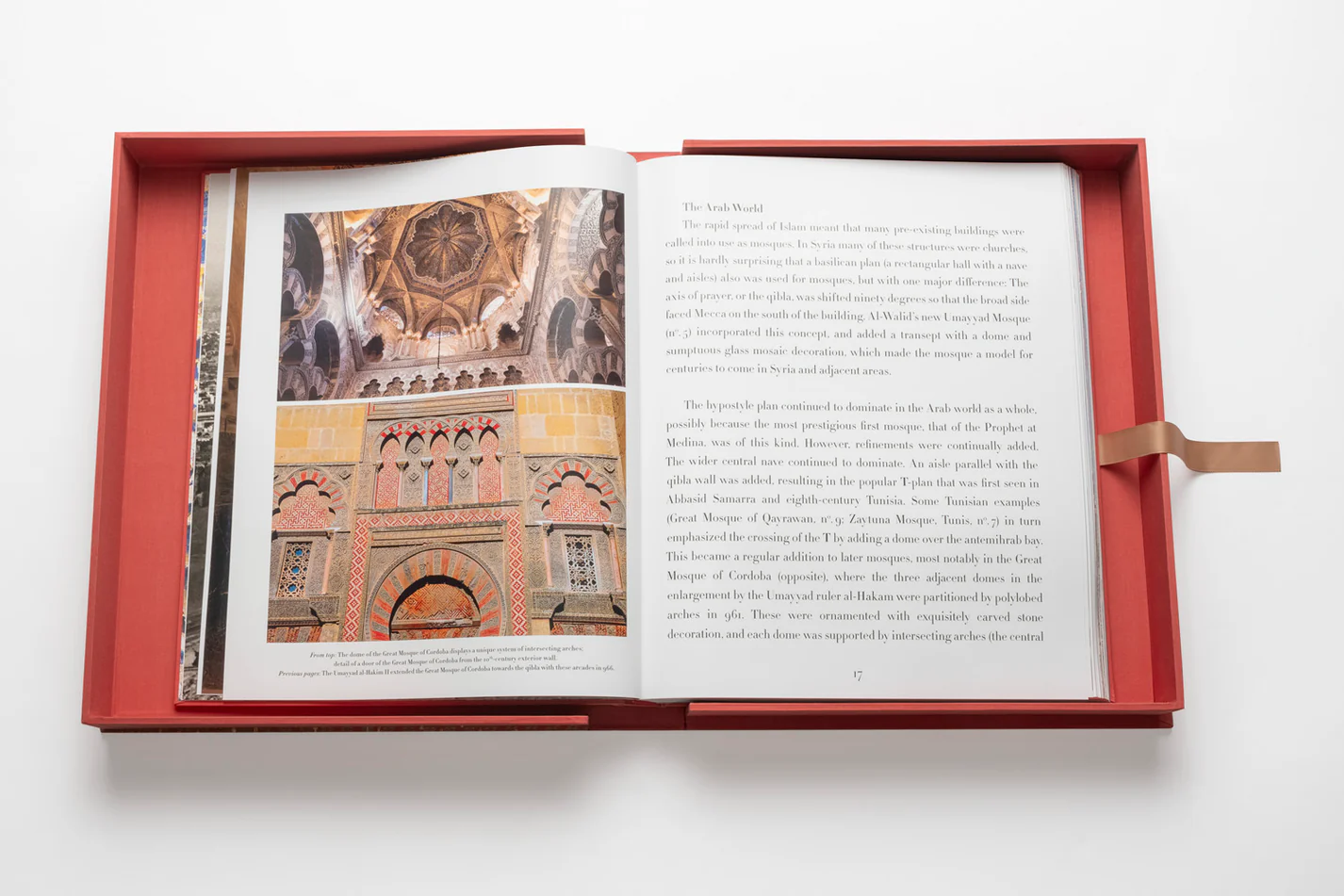 Livre design haut de gamme Mosques: The 100 Most Iconic Islamic Houses Of Worship Assouline, édition Ultimate Collection, disponible chez D-Style Interior.