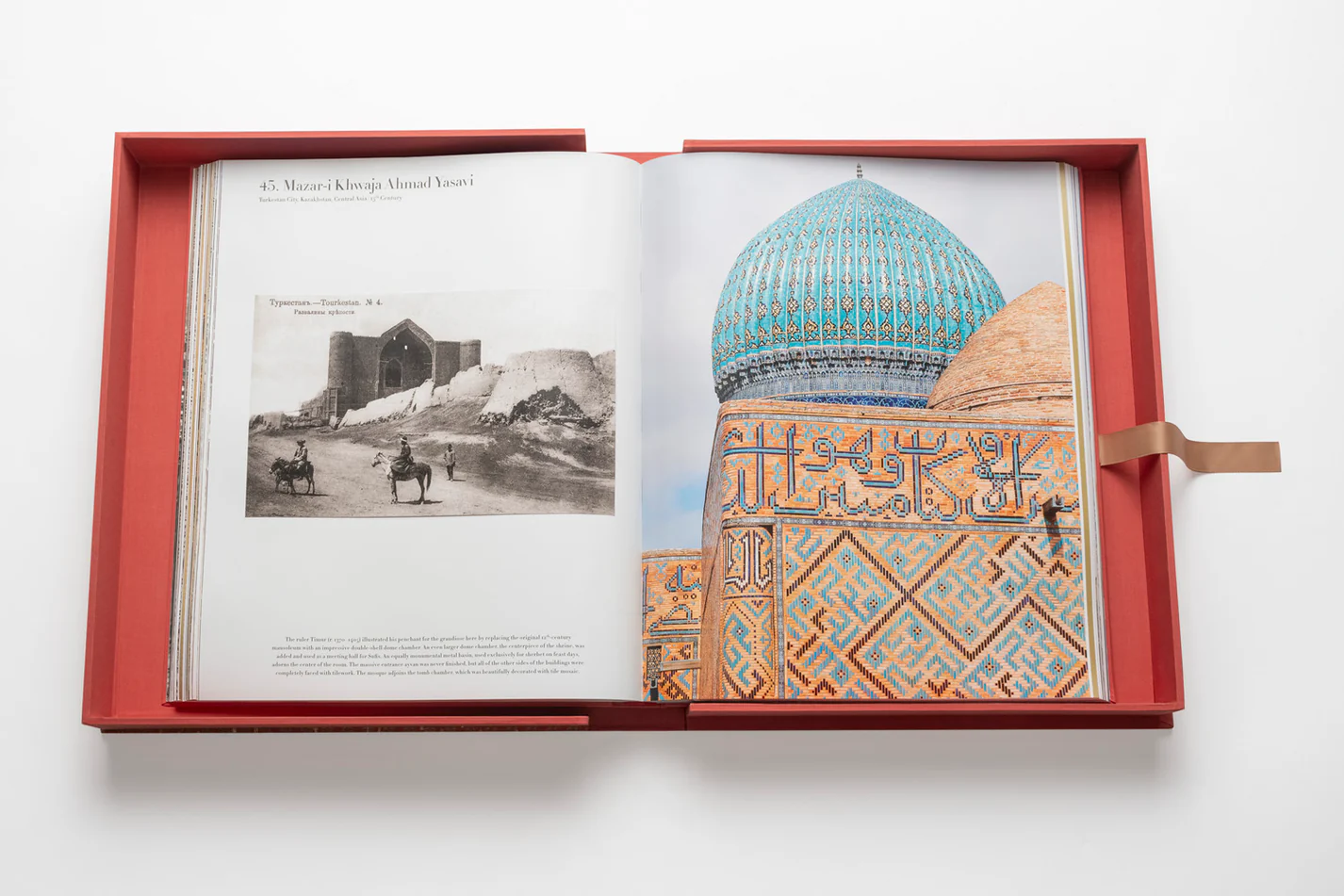 Livre design haut de gamme Mosques: The 100 Most Iconic Islamic Houses Of Worship Assouline, édition Ultimate Collection, disponible chez D-Style Interior.