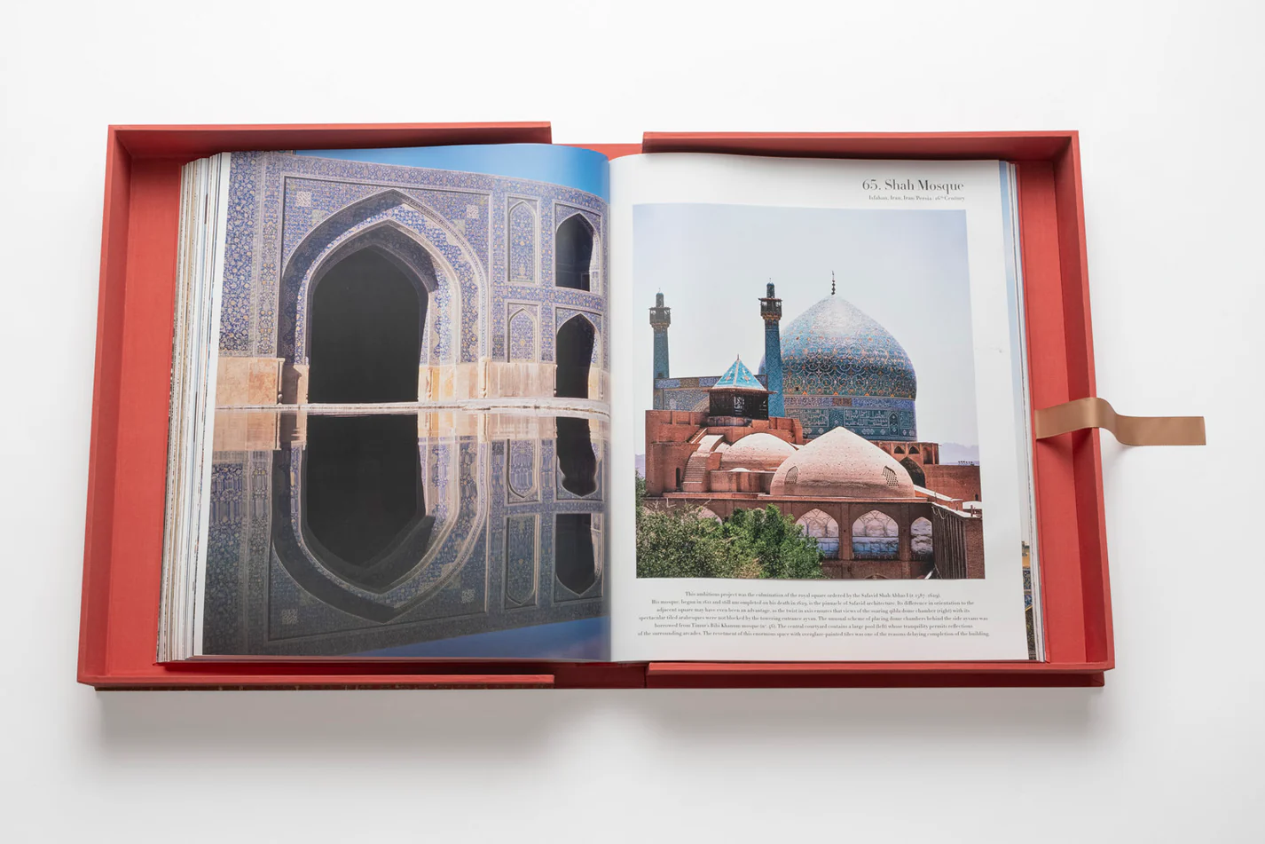 Livre design haut de gamme Mosques: The 100 Most Iconic Islamic Houses Of Worship Assouline, édition Ultimate Collection, disponible chez D-Style Interior.