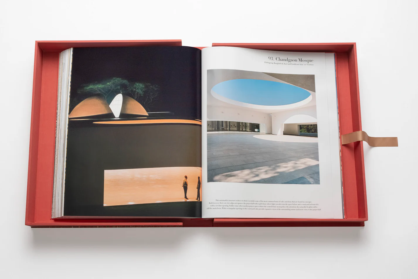 Livre design haut de gamme Mosques: The 100 Most Iconic Islamic Houses Of Worship Assouline, édition Ultimate Collection, disponible chez D-Style Interior.