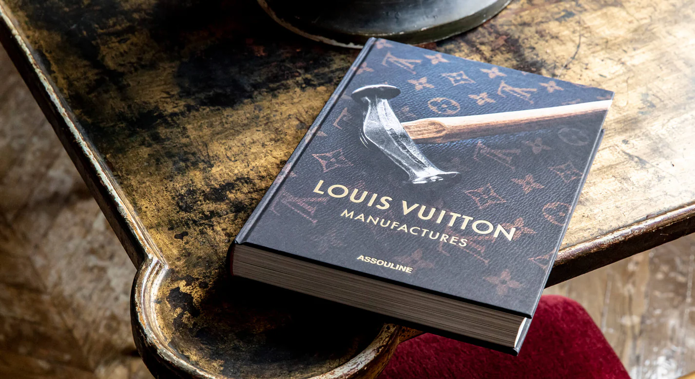 Livre design haut de gamme Louis Vuitton Manufactures par Assouline, édition Classics en couverture soie, disponible chez D-Style Interior.