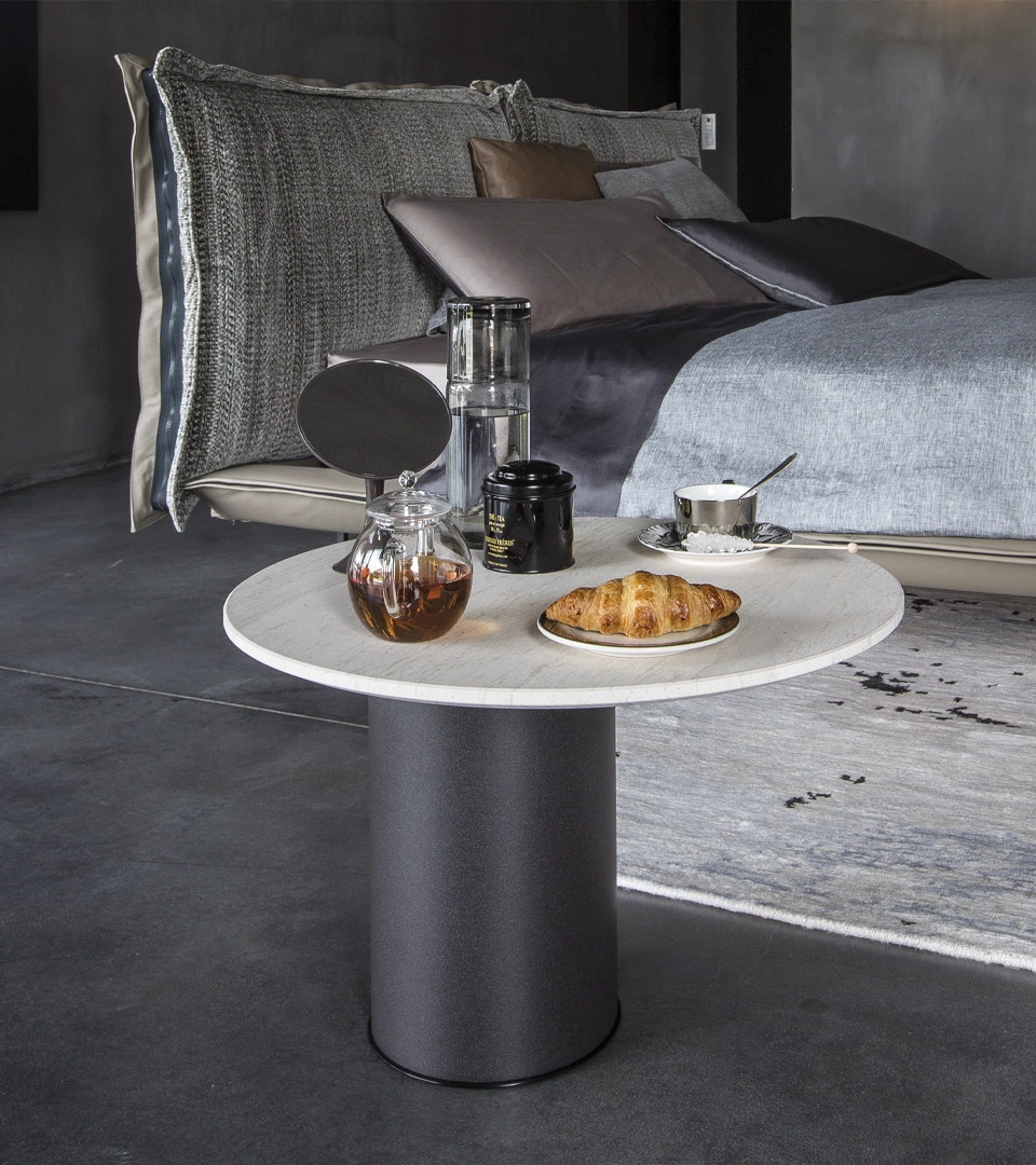 Petra – Table d’appoint design en marbre et métal Arketipo