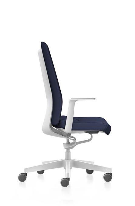 PUREis3 PU113, chaise de bureau innovante d’Interstuhl, conçue pour le mouvement naturel du corps et le confort actif. Disponible chez D-Style Interior.