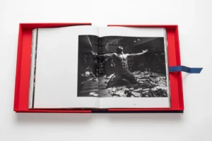 Livre design haut de gamme Paris Saint-Germain par Assouline, photographié par Julien Scussel, disponible chez D-Style Interior.