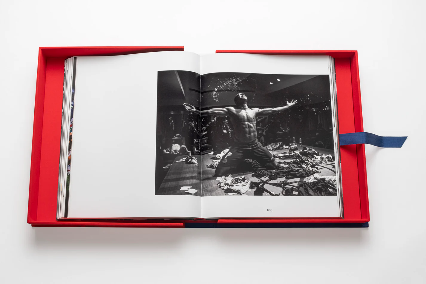 Livre design haut de gamme Paris Saint-Germain par Assouline, photographié par Julien Scussel, disponible chez D-Style Interior.