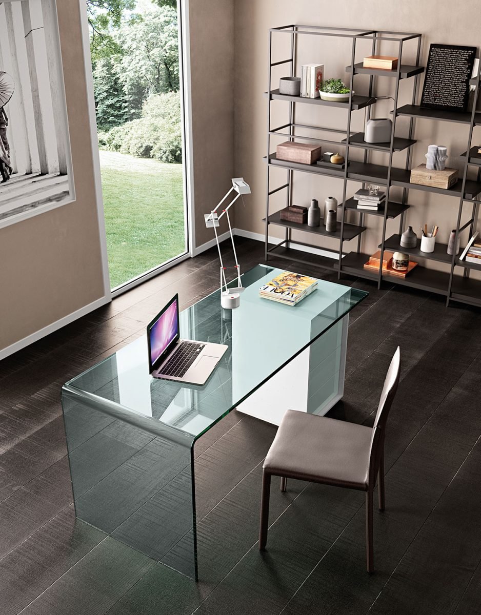 Rialto L | Bureau design FIAM Italia en verre cintré 15 mm avec tiroirs en bois laqué ou cuir, disponible sur mesure chez D-Style Interior