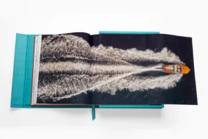 Livre design haut de gamme Riva Aquarama par Assouline, édition Ultimate sous écrin caoutchouc, disponible chez D-Style Interior.