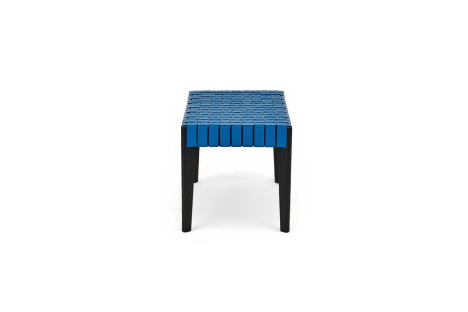 Stilt Weave table basse et tabouret d’Amura Lab allient cuir tissé à la main et design épuré, pour une élégance naturelle et intemporelle. Disponible chez D-Style Interior.