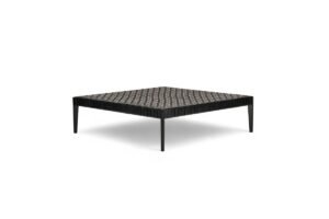 Stilt Weave table basse et tabouret d’Amura Lab allient cuir tissé à la main et design épuré, pour une élégance naturelle et intemporelle. Disponible chez D-Style Interior.