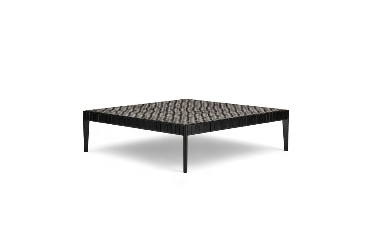 Stilt Weave table basse et tabouret d’Amura Lab allient cuir tissé à la main et design épuré, pour une élégance naturelle et intemporelle. Disponible chez D-Style Interior.