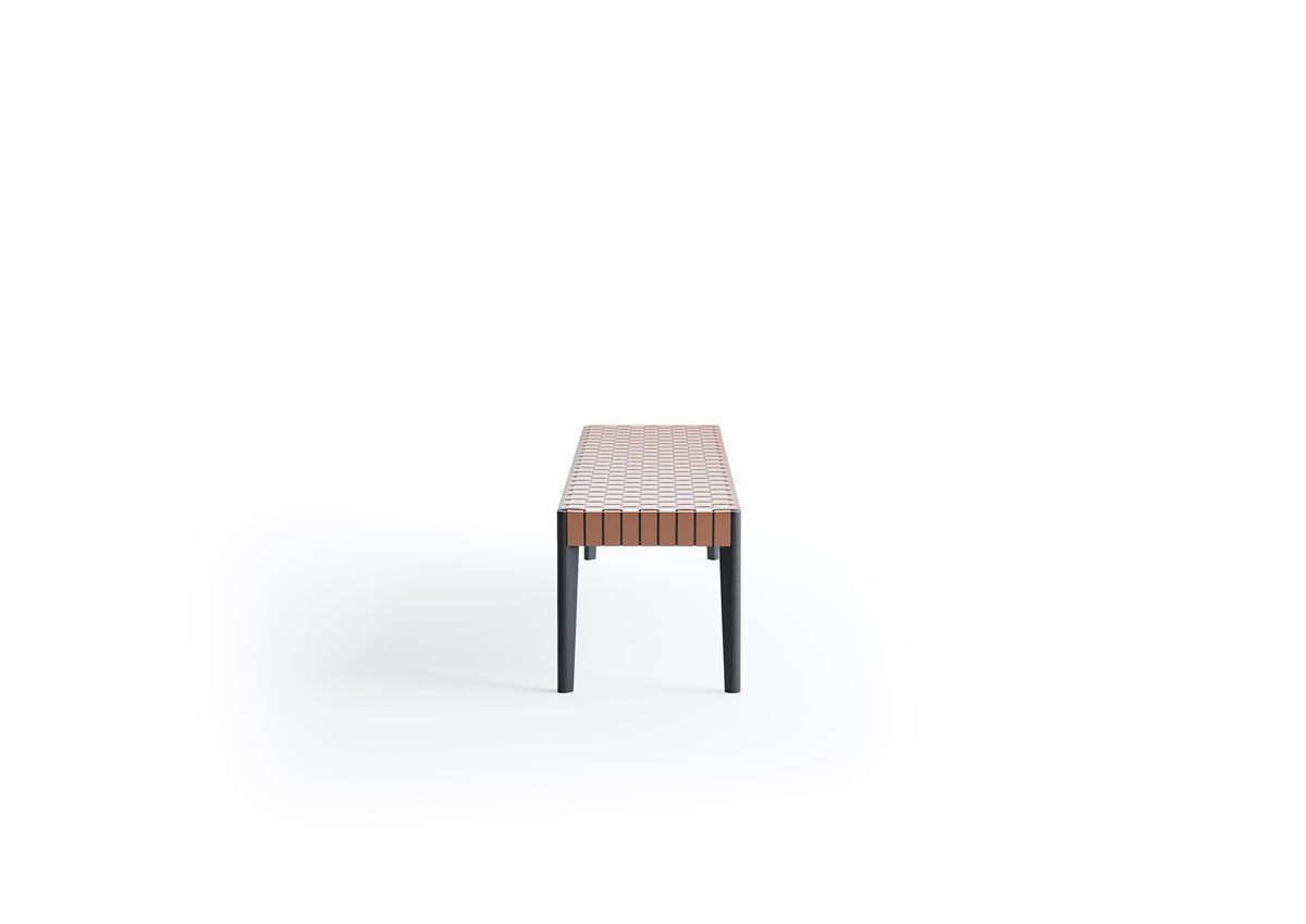 Stilt Weave table basse et tabouret d’Amura Lab allient cuir tissé à la main et design épuré, pour une élégance naturelle et intemporelle. Disponible chez D-Style Interior.