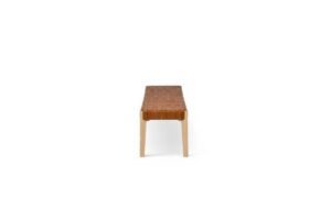 Stilt Weave table basse et tabouret d’Amura Lab allient cuir tissé à la main et design épuré, pour une élégance naturelle et intemporelle. Disponible chez D-Style Interior.