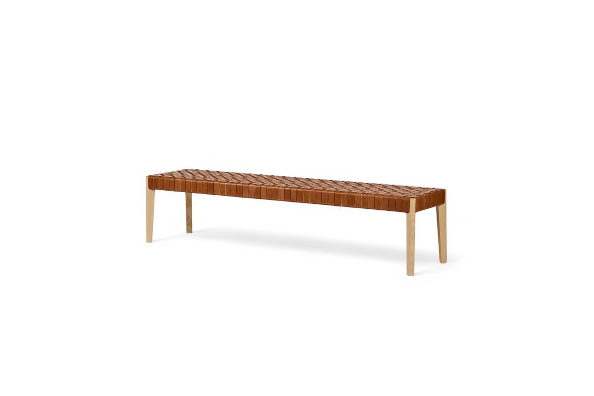 Stilt Weave table basse et tabouret d’Amura Lab allient cuir tissé à la main et design épuré, pour une élégance naturelle et intemporelle. Disponible chez D-Style Interior.