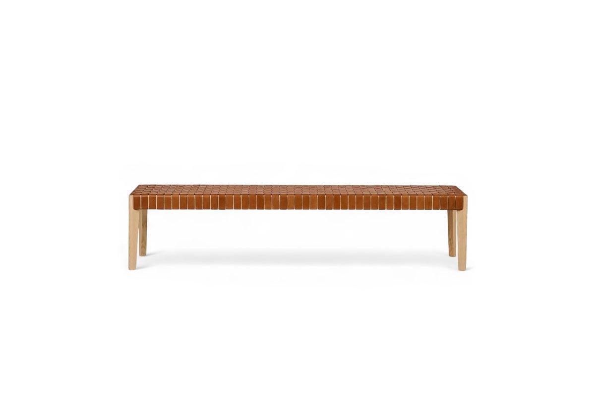 Stilt Weave table basse et tabouret d’Amura Lab allient cuir tissé à la main et design épuré, pour une élégance naturelle et intemporelle. Disponible chez D-Style Interior.
