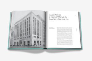 Livre design haut de gamme Tiffany & Co: Landmark par Assouline, édition soie sous étui lin, disponible chez D-Style Interior.