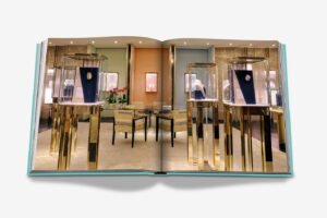 Livre design haut de gamme Tiffany & Co: Landmark par Assouline, édition soie sous étui lin, disponible chez D-Style Interior.