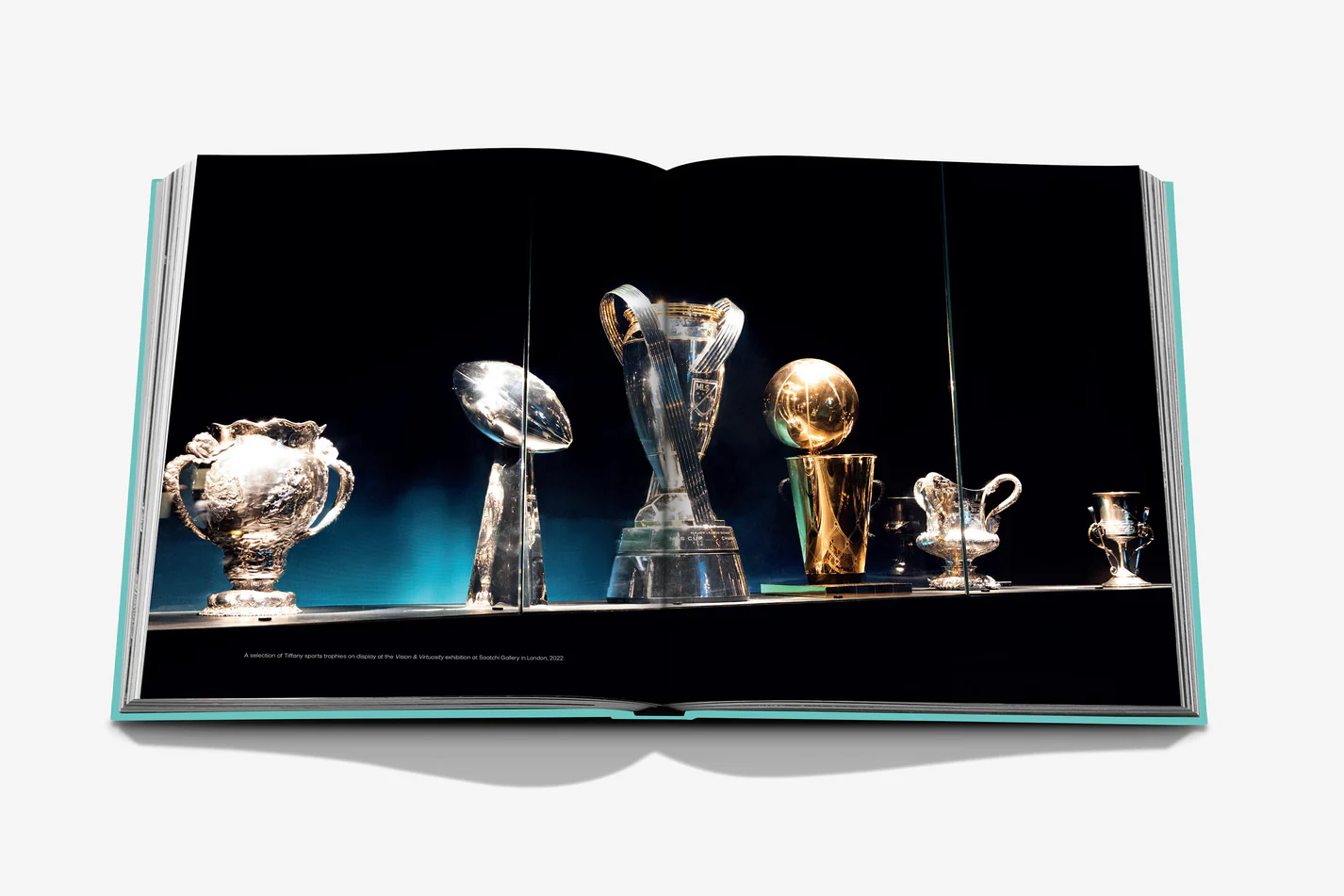 Livre design haut de gamme Tiffany & Co.: Crafting Victory par Assouline, édition sous écrin luxueux, disponible chez D-Style Interior.