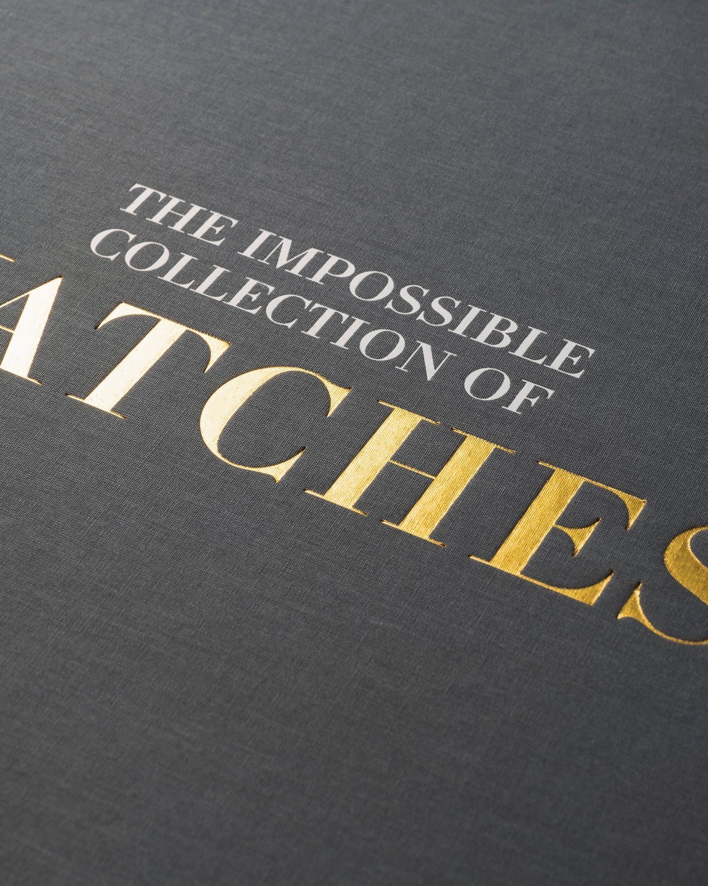 Livre design haut de gamme The Impossible Collection of Watches par Assouline, édition Ultimate sous écrin caoutchouc, disponible chez D-Style Interior.