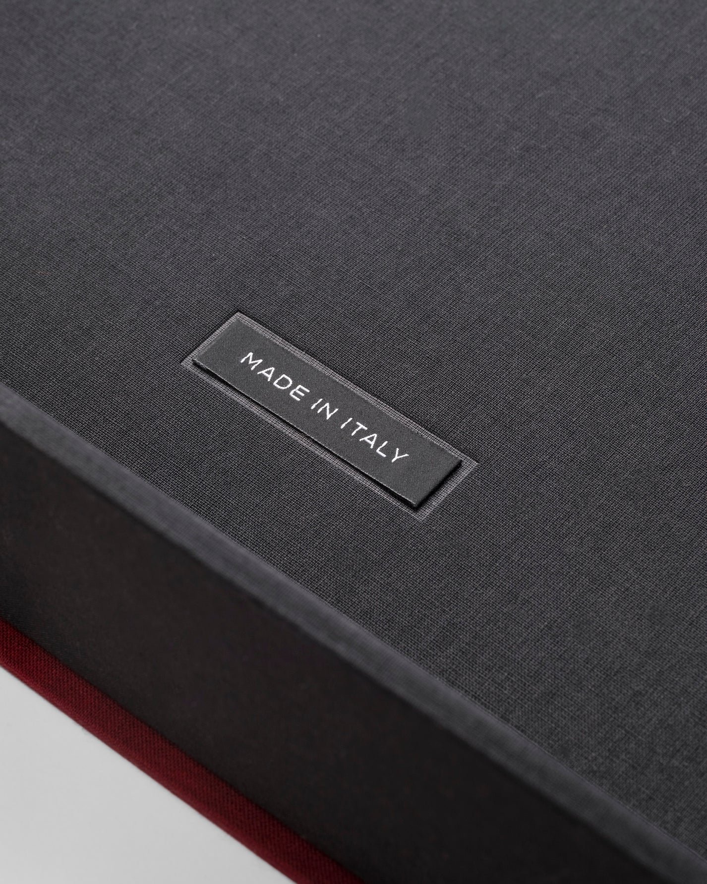 Livre design haut de gamme The Impossible Collection of Watches par Assouline, édition Ultimate sous écrin caoutchouc, disponible chez D-Style Interior.