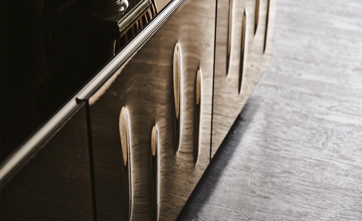 Buffet design haut de gamme Carnaby par Cattelan Italia, portes verre convexe miroir avec structure laquée, disponible chez D-Style Interior