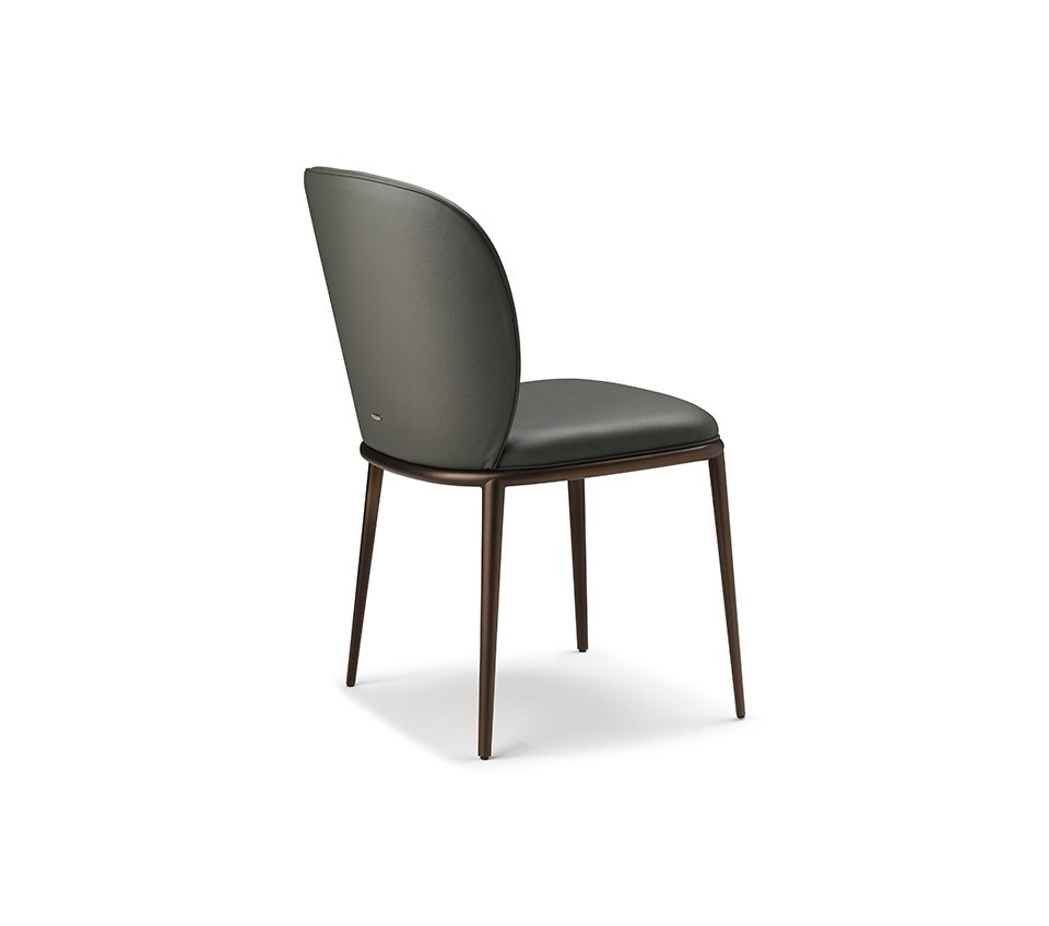 Chris ML Chaise design de Cattelan Italia, structure fine en acier et assise rembourrée élégante. Confort, légèreté et design italien intemporel. Disponible chez D-Style Interior.