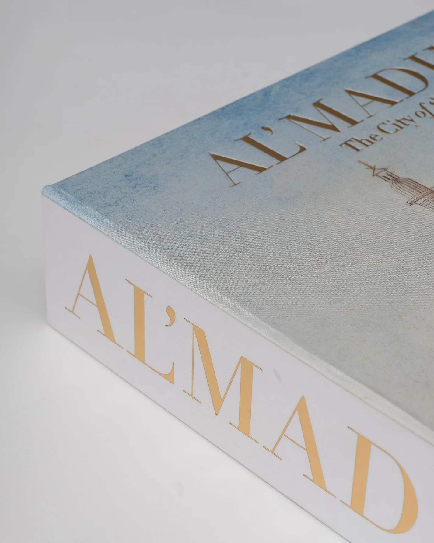 Livre design haut de gamme Al'Madinah: The City of the Prophet par Assouline, édition Ultimate sous écrin soie, disponible chez D-Style Interior.