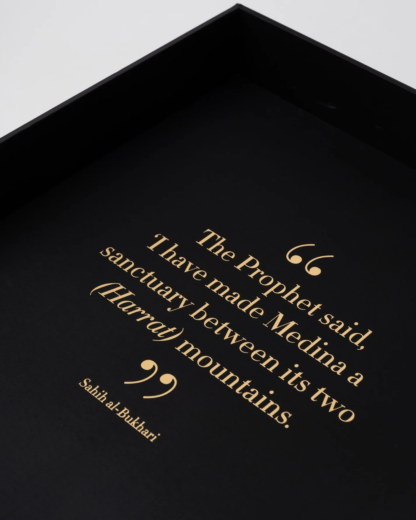 Livre design haut de gamme Al'Madinah: The City of the Prophet par Assouline, édition Ultimate sous écrin soie, disponible chez D-Style Interior.