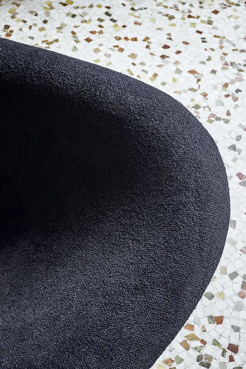 Medea fauteuil design haut de gamme par Amura Lab allie formes sculpturales, confort enveloppant et élégance italienne. Disponible chez D-Style Interior.