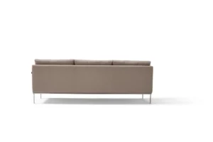 Alice canapé d’Amura Lab associe design raffiné, lignes aériennes et confort exceptionnel pour un intérieur élégant et intemporel. Disponible chez D-Style Interior.