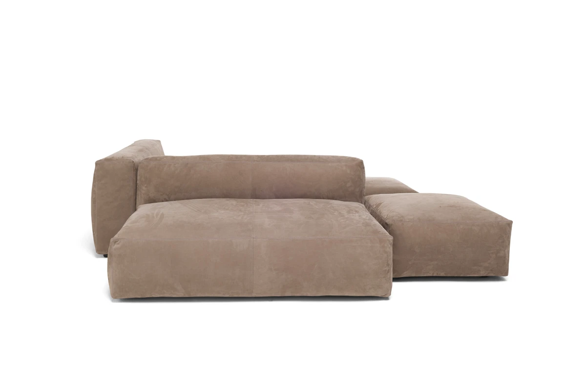 Davis Modulare canapé d’Amura Lab conjugue design modulable, confort luxueux et élégance italienne intemporelle. Disponible chez D-Style Interior.