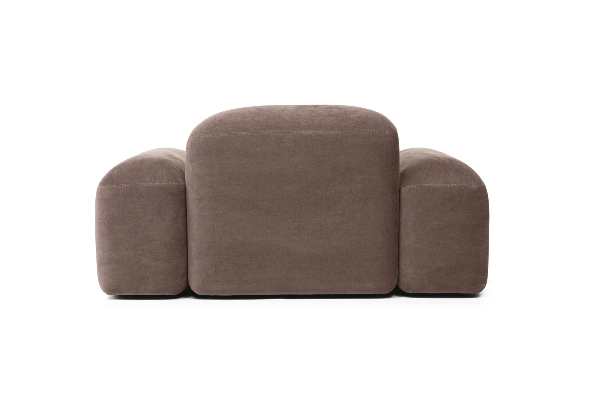 Lapis fauteuil d’Amura Lab allie formes organiques, confort absolu et design italien raffiné. Disponible chez D-Style Interior.