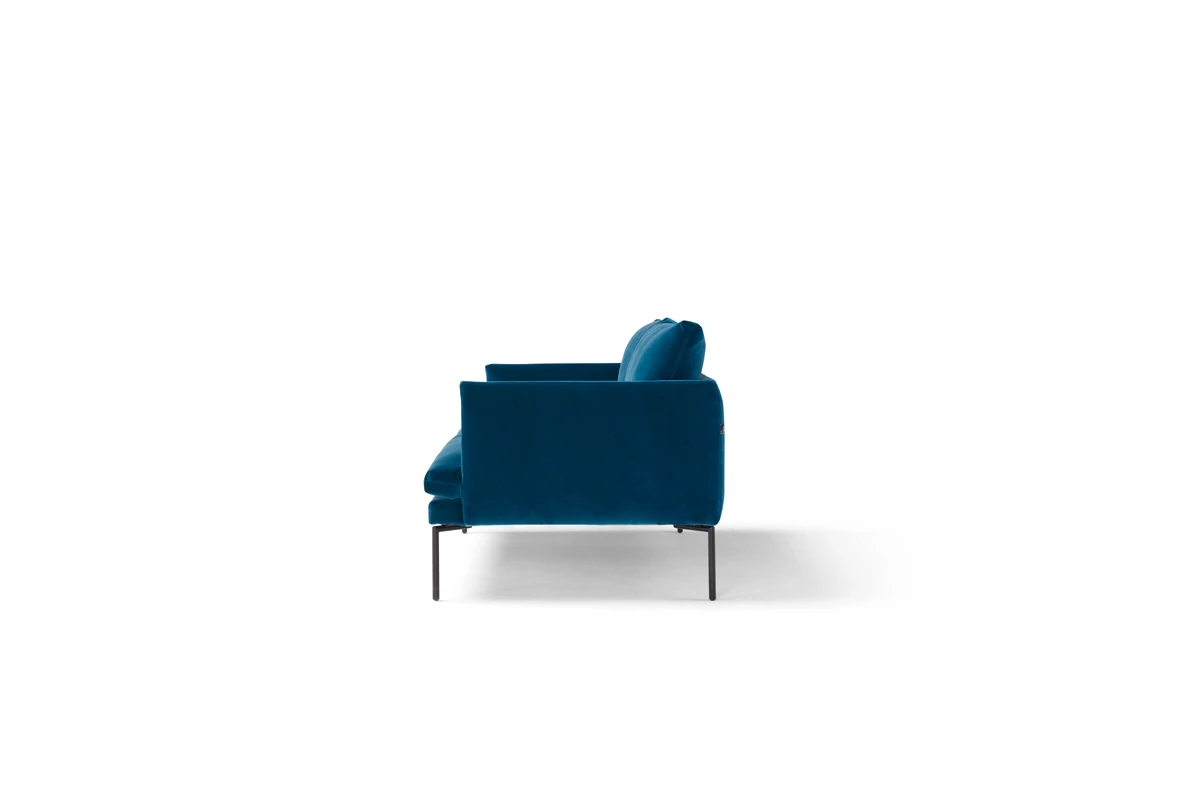 Mavis Canapé design haut de gamme signé Amura Lab, alliant lignes nettes, confort enveloppant et structure métallique élégante. Disponible chez D-Style Interior.