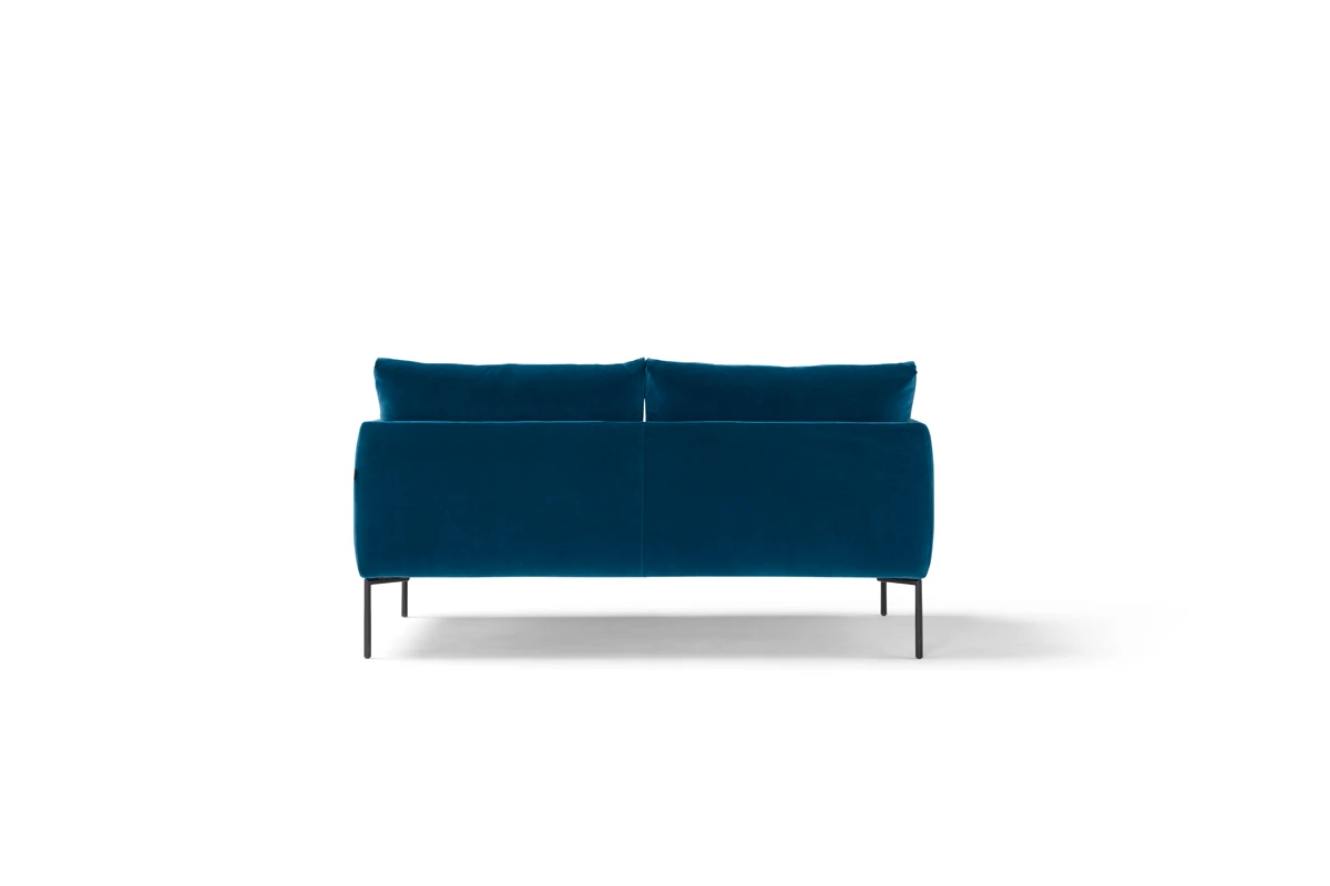Mavis Canapé design haut de gamme signé Amura Lab, alliant lignes nettes, confort enveloppant et structure métallique élégante. Disponible chez D-Style Interior.