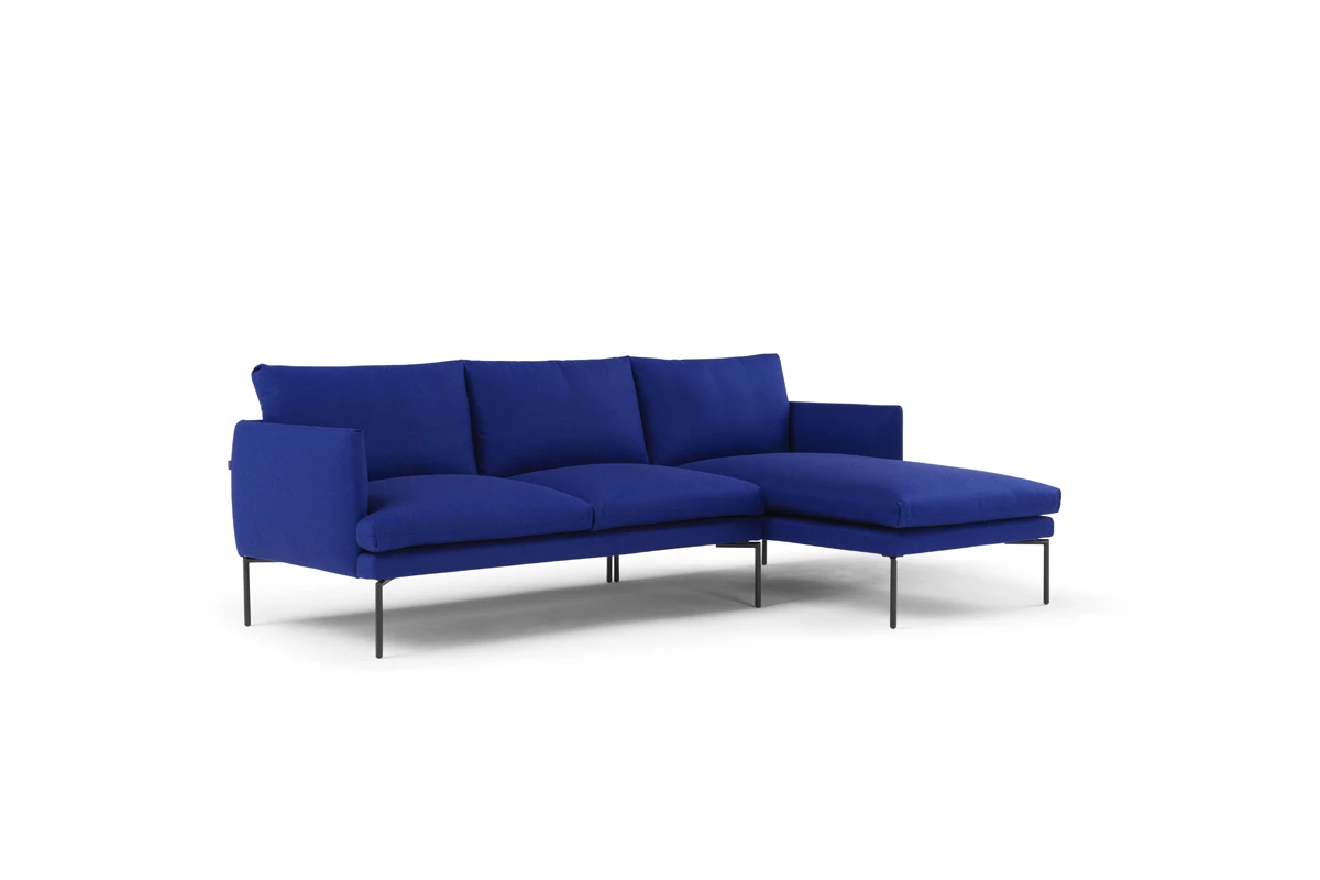 Mavis Canapé design haut de gamme signé Amura Lab, alliant lignes nettes, confort enveloppant et structure métallique élégante. Disponible chez D-Style Interior.