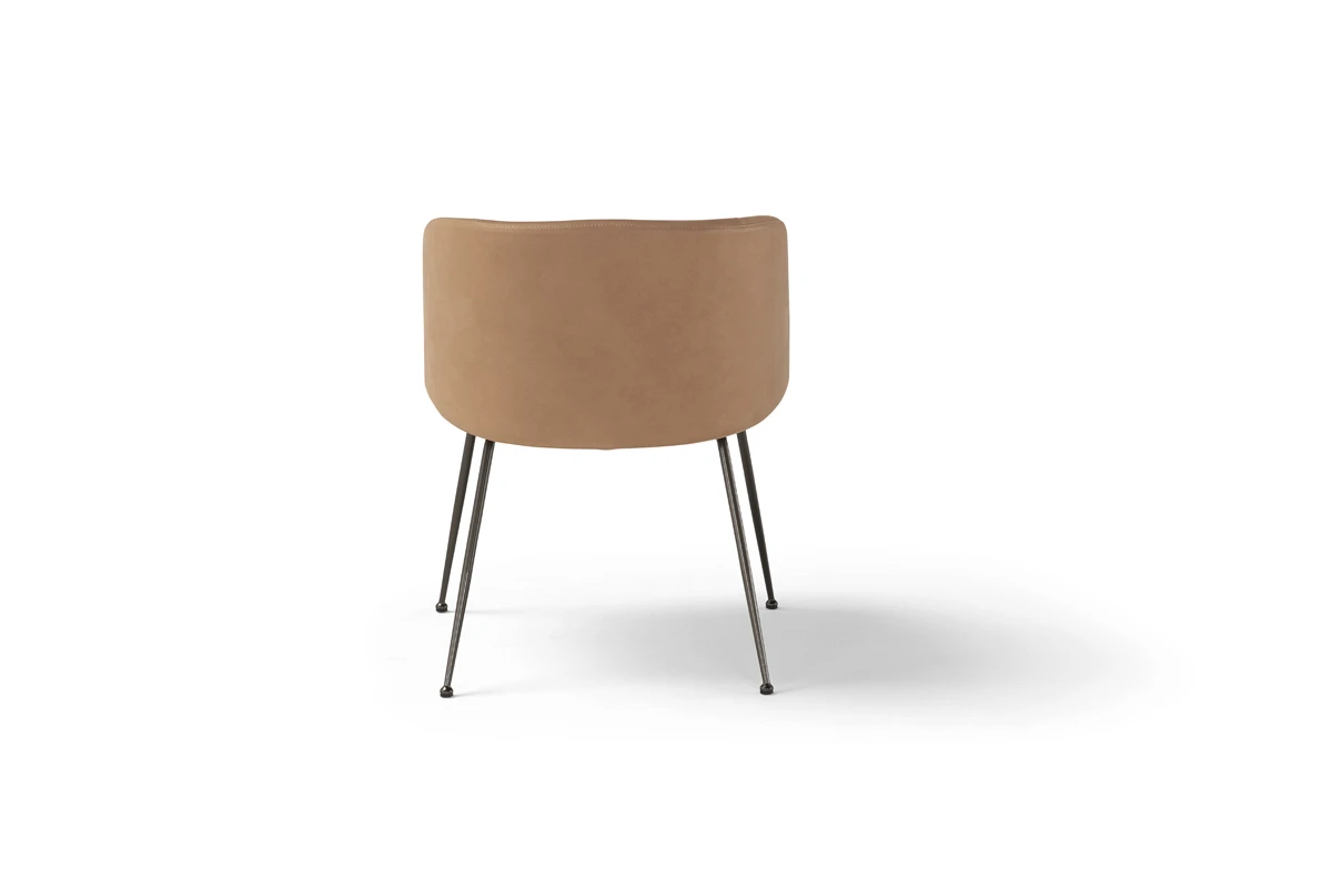 Monnalisa fauteuil d’Amura Lab allie élégance Renaissance, confort enveloppant et raffinement contemporain. Disponible chez D-Style Interior.
