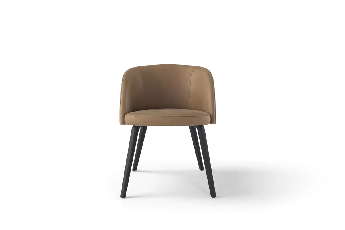 Monnalisa fauteuil d’Amura Lab allie élégance Renaissance, confort enveloppant et raffinement contemporain. Disponible chez D-Style Interior.